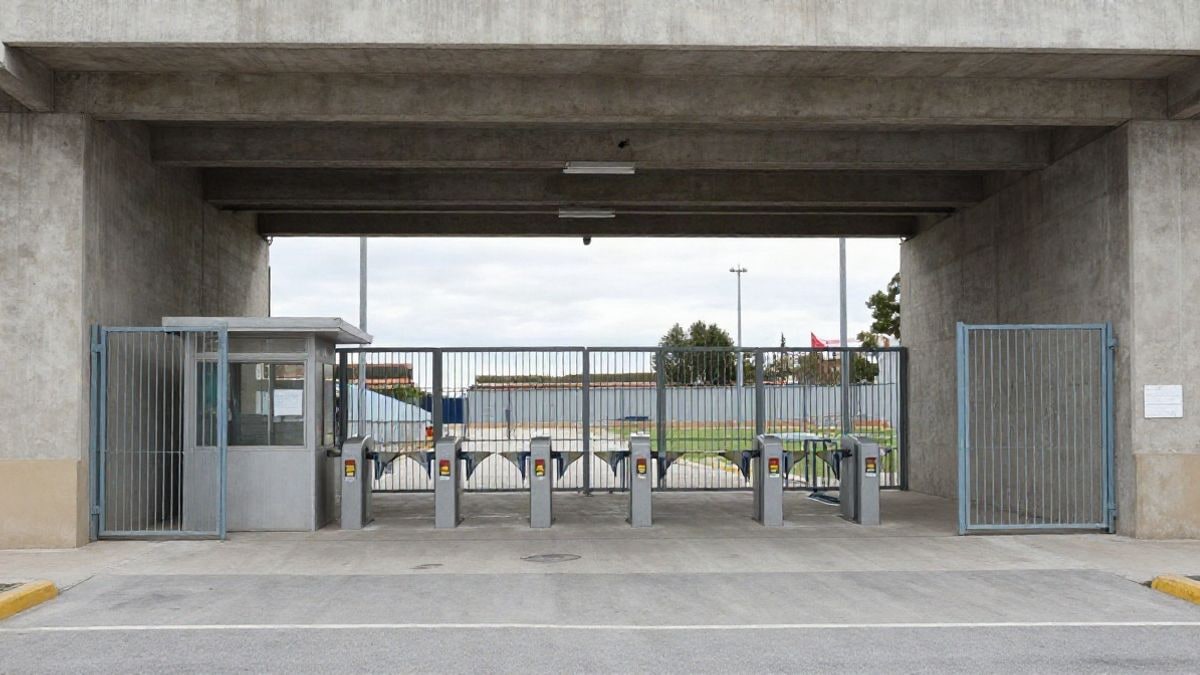 Imagen ilustrativa: puerta de acceso con tornos y taquilla de un estadio de fútbol vacío