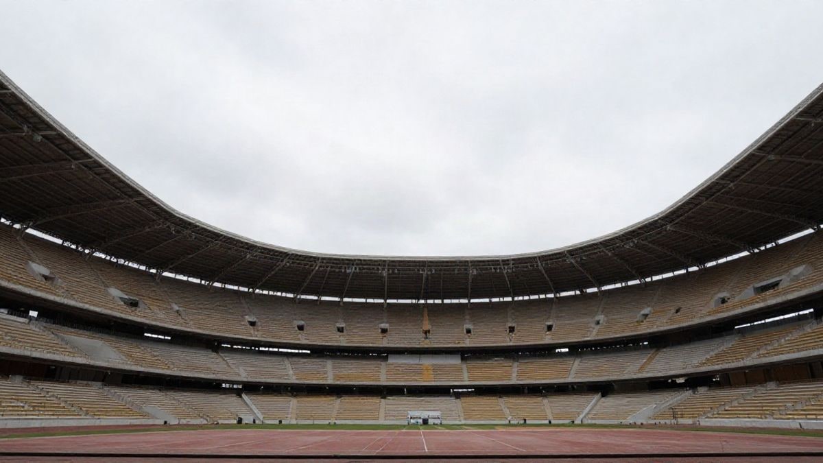 Imagen ilustrativa: ángulo bajo de gradas vacías de un estadio de fútbol bajo un cielo nublado
