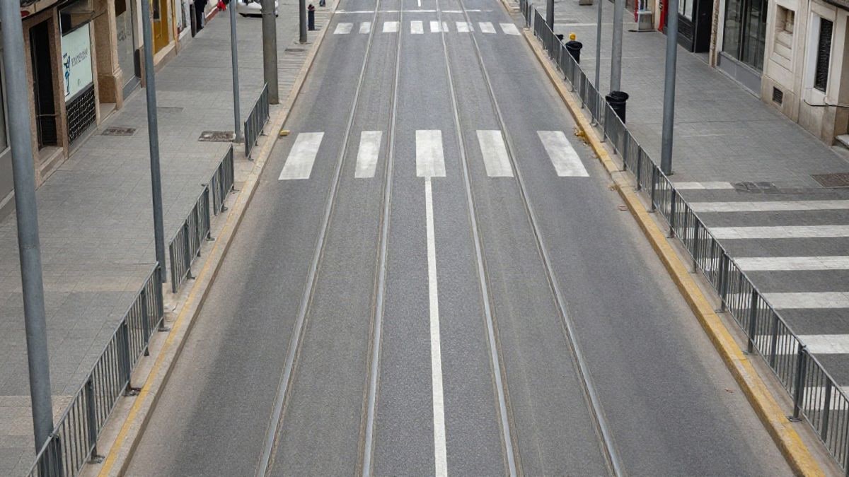 Imagen ilustrativa: vista cenital de una avenida urbana cortada al tráfico con vallas metálicas