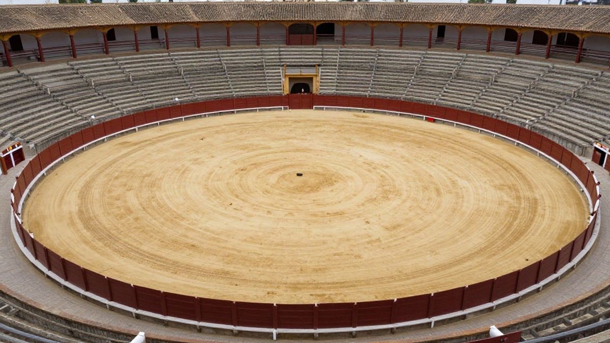 Imagen ilustrativa: vista cenital de una plaza de toros vacía, con la arena y los tendidos al fondo