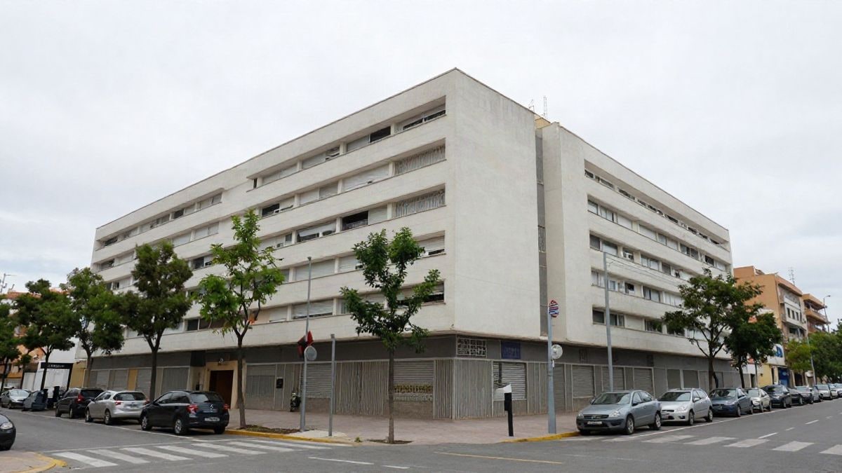 Imagen ilustrativa: fachada de un edificio hospitalario moderno en una calle arbolada de una ciudad española