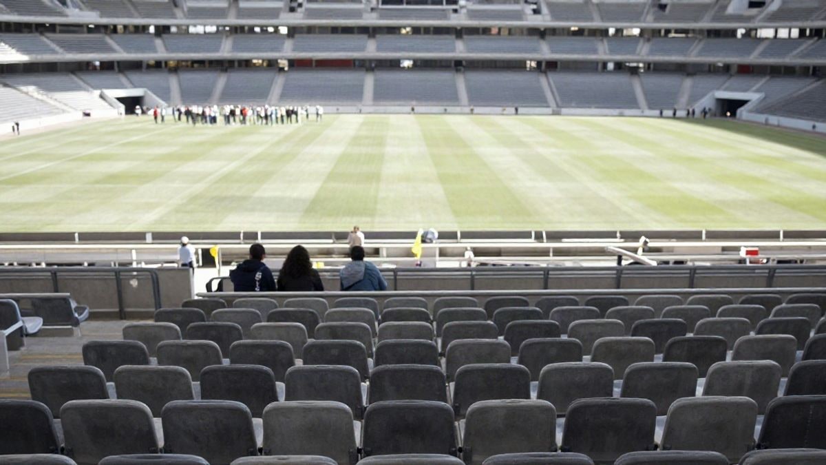 Imagen ilustrativa: vista general de un estadio vacío con las gradas y el terreno de juego sin elementos distintivos.
