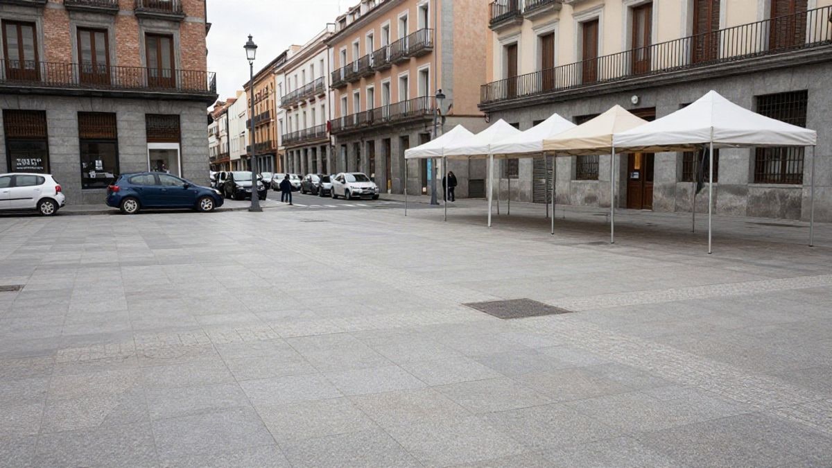 Imagen ilustrativa: una plaza urbana corriente con carpas plegables vacías junto a la acera bajo cielo nublado