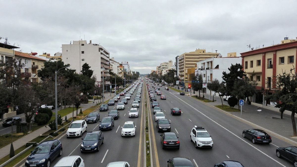 Illustrative image: a motorway with dense traffic on the outskirts of a large Spanish city
