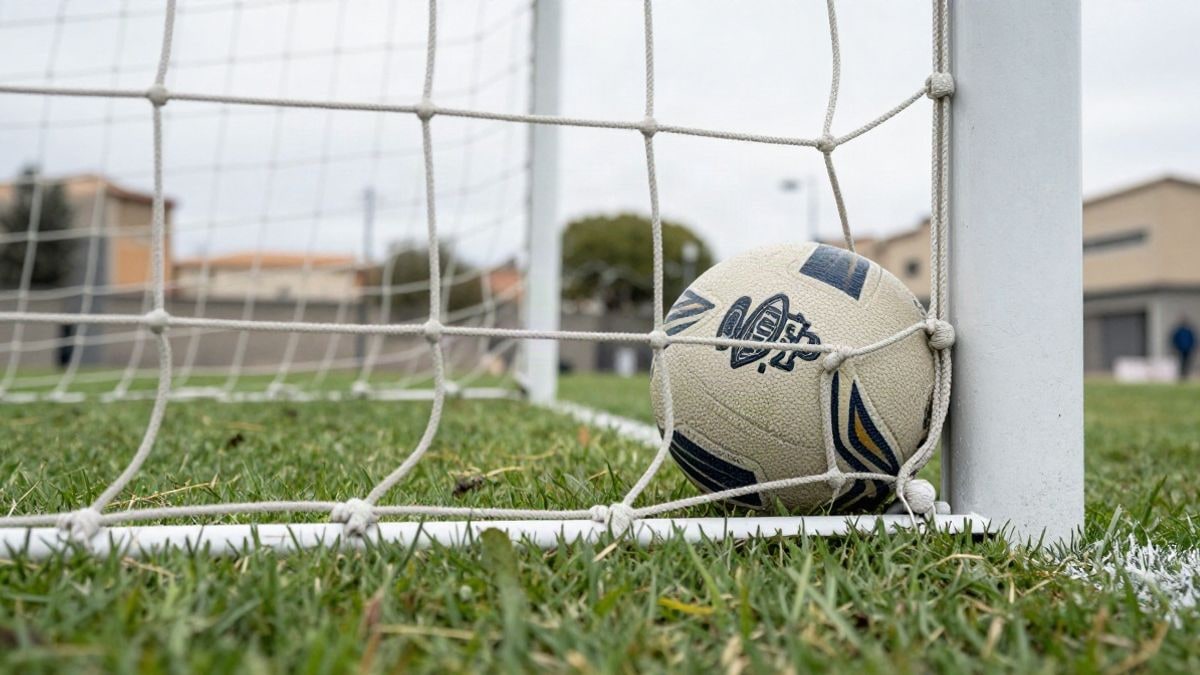 Imagen ilustrativa: primer plano de un balón de fútbol golpeando la red de una portería
