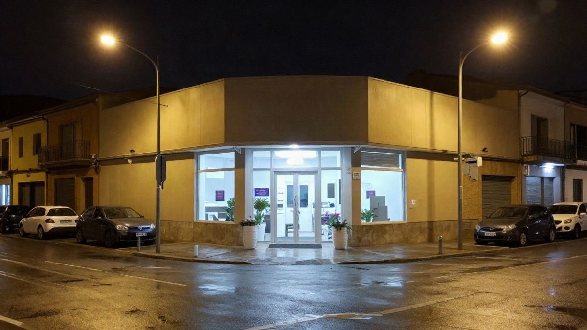 Illustrative image: entrance of a health centre illuminated by streetlights on an urban street at night