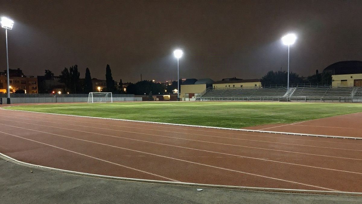 Imagen ilustrativa: instalación deportiva vacía iluminada por focos nocturnos