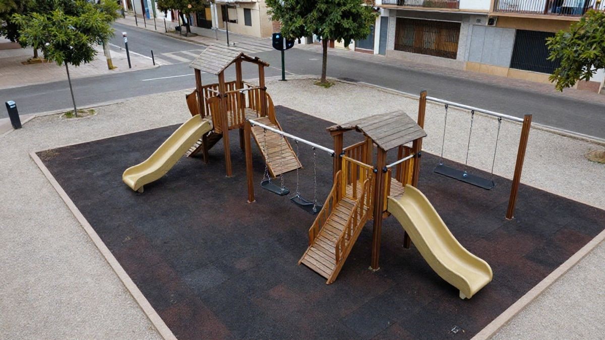 Imagen ilustrativa: vista cenital de un parque infantil urbano genérico con toboganes y estructuras de madera