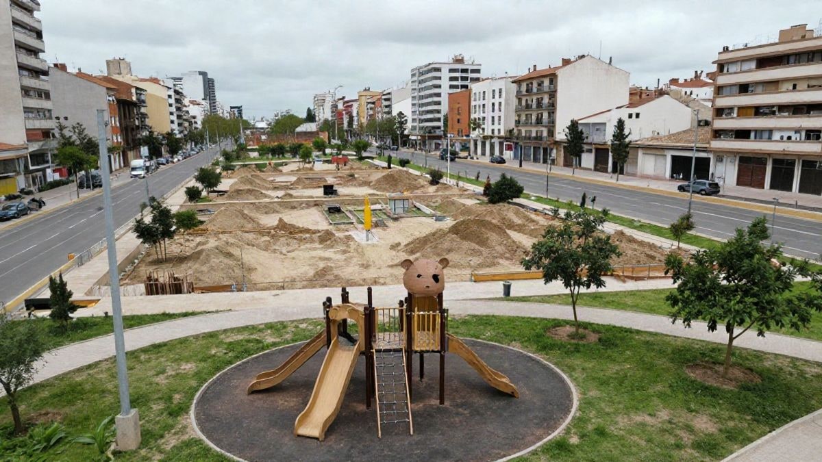 Imagen ilustrativa: vista aérea de un parque en construcción sobre una autopista, con una estructura de juegos infantiles de madera en forma de oso.