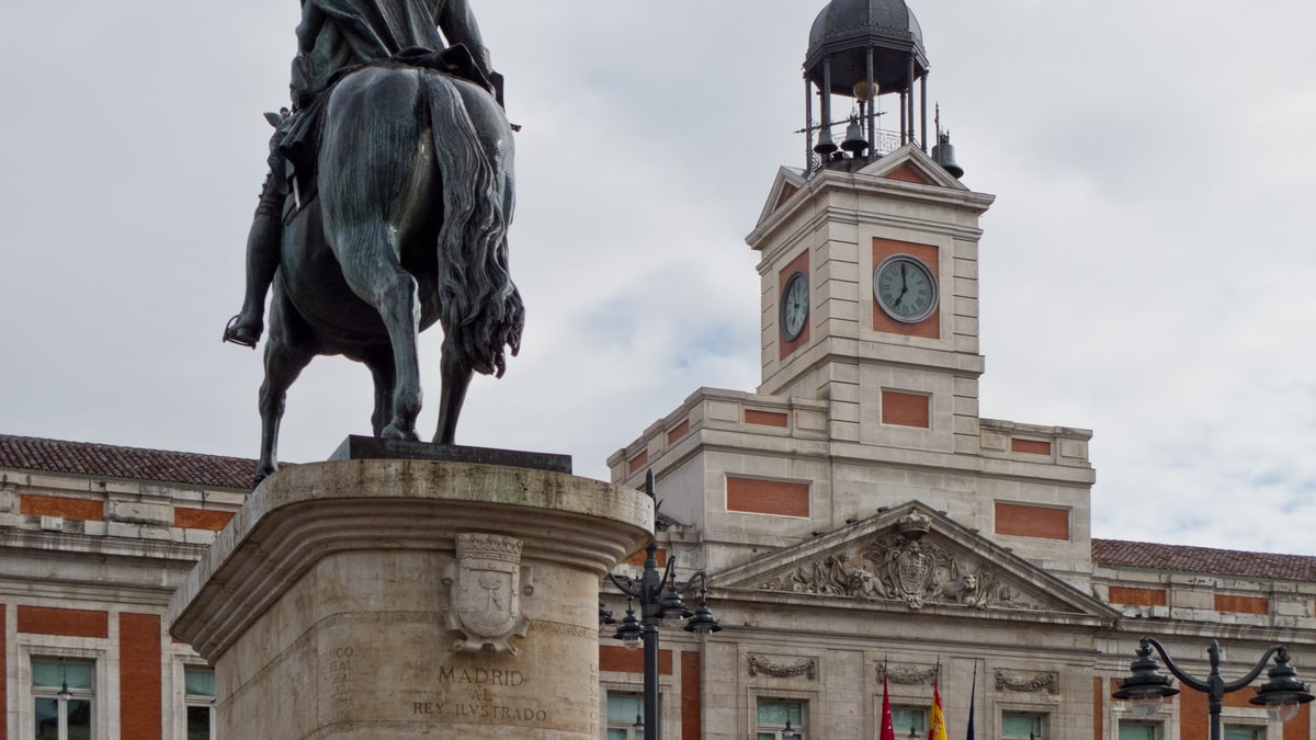 Estatua ecuestre de Carlos III frente a la Real Casa de Correos con su torre del reloj