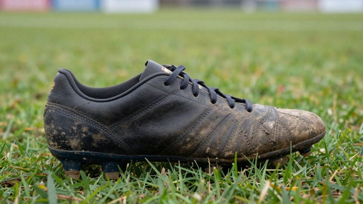 Imagen ilustrativa: detalle de una bota de fútbol sobre el césped