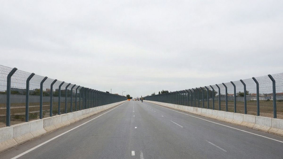 Illustrative image: generic barriers and fences of a street circuit on a regular street