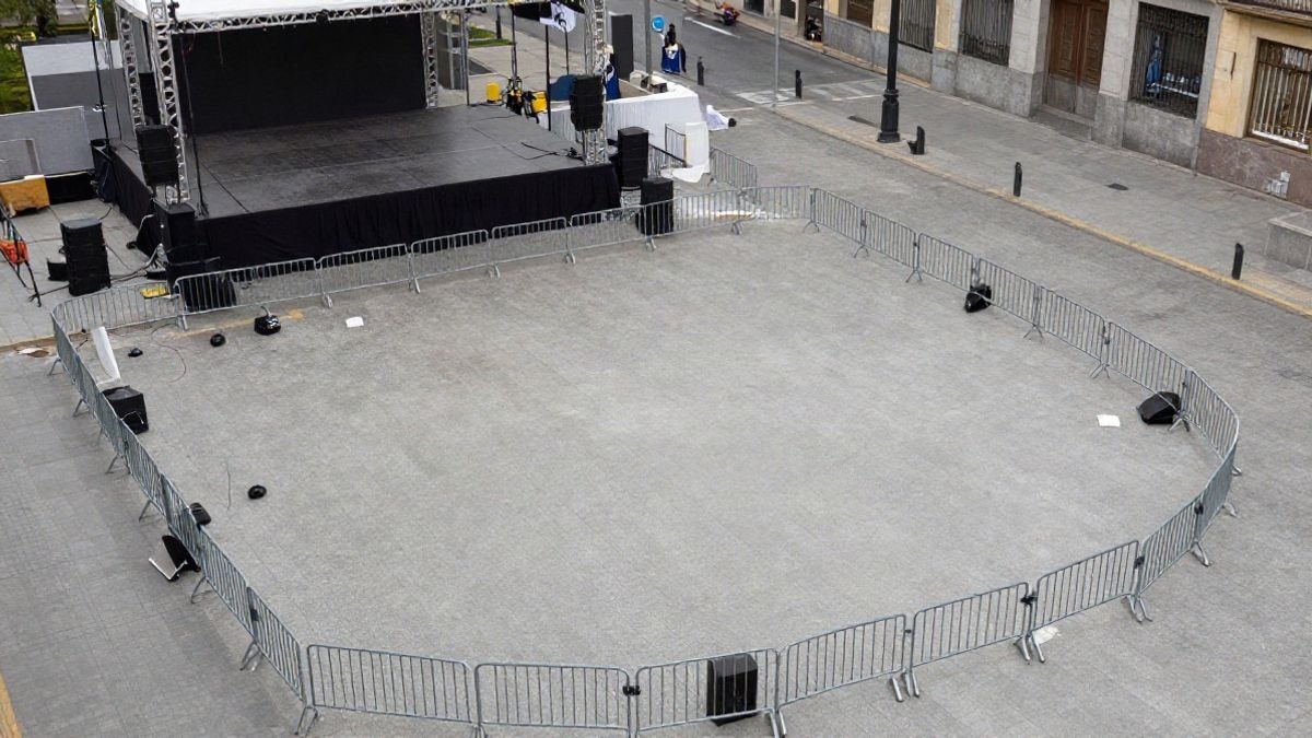 Imagen ilustrativa: vista cenital de una plaza urbana preparada para un festival cultural, con escenario y vallas