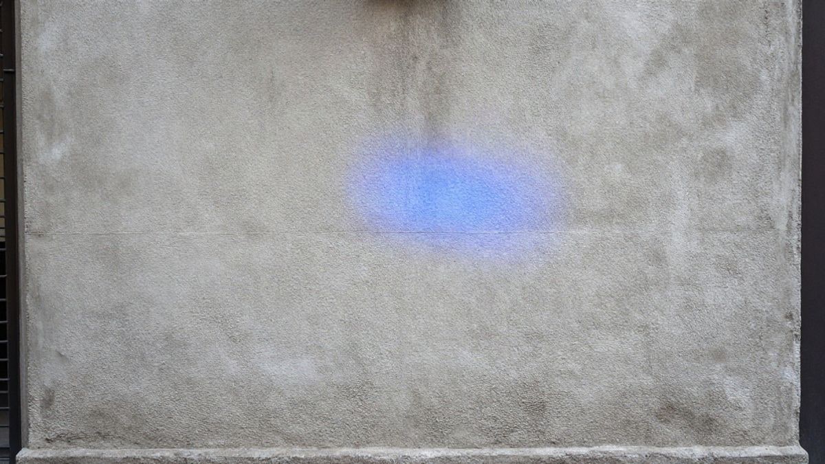 Illustrative image: detail of a concrete wall with diffuse blue reflection