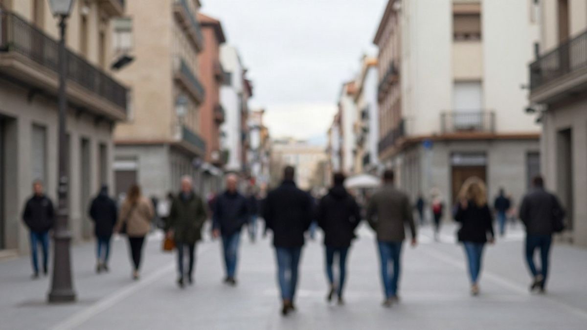 Imagen ilustrativa: una plaza urbana con personas sentadas en el suelo durante una acampada reivindicativa